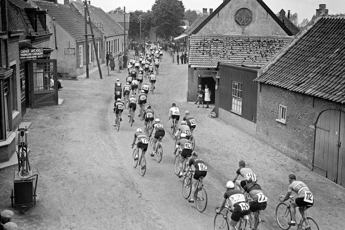 Een van de foto's die beschikbaar is voor de ANP-fotowand. - De wielerwedstrijd de Acht van Chaam in 1939. Foto: ANP