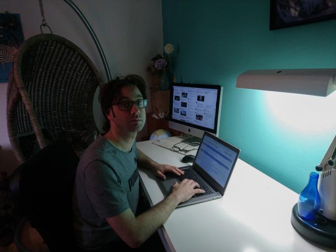Nachtredacteur Luc aan het werk vanuit huis.
