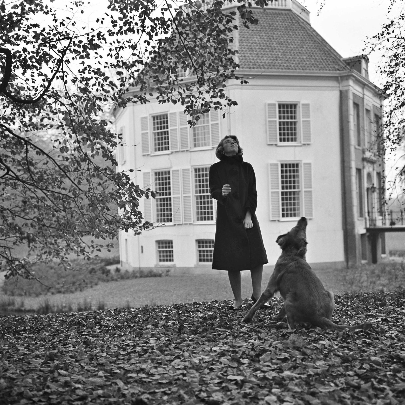 Prinses Beatrix met haar hond Joris in de tuin van kasteel Drakensteyn in 1964.