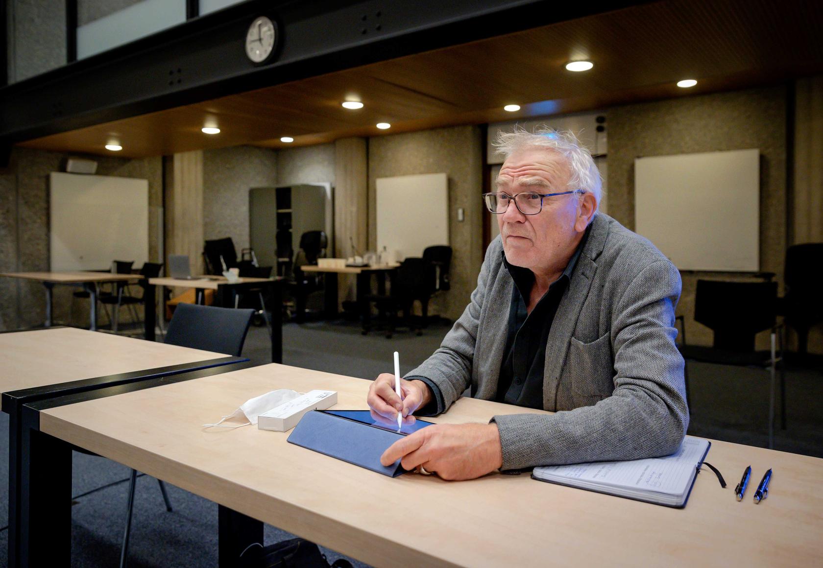 Rechtbanktekenaar Aloys Oosterwijk
