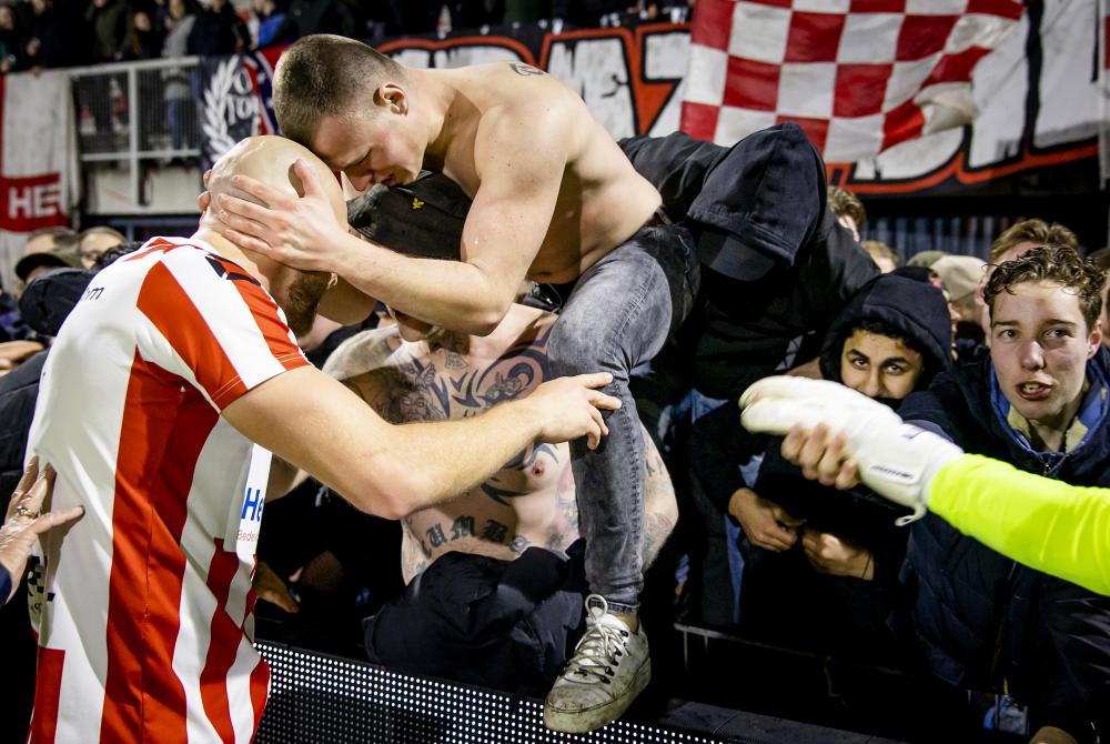 Spelers en supporters van TOP Oss vieren overwinning tegen FC Den Bosch. Foto: ANP / Sem van der Wal