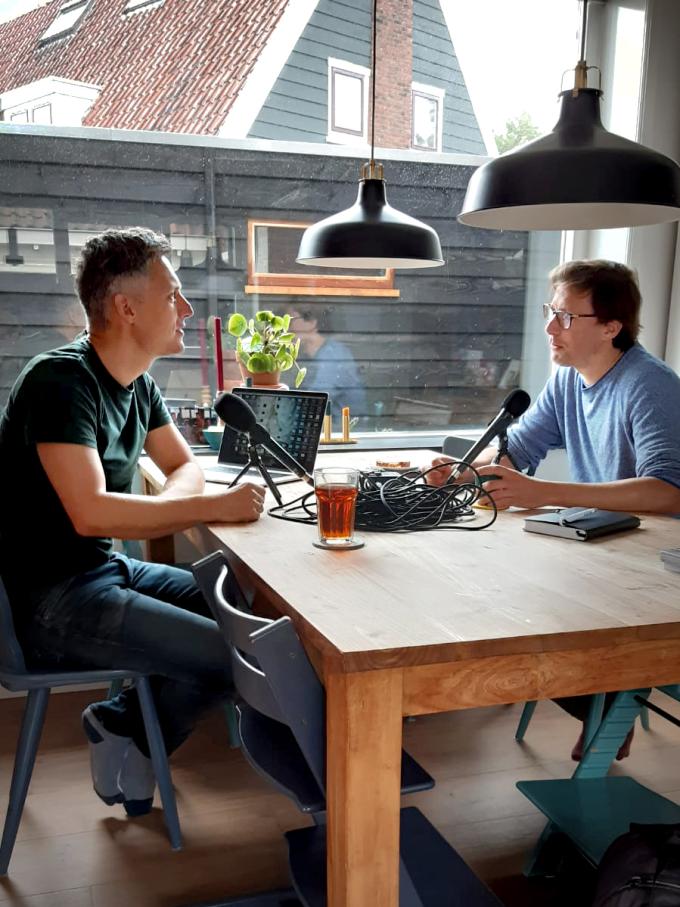 Bart Maat en Kees van de Veen tijdens het opnemen van de podcast.
