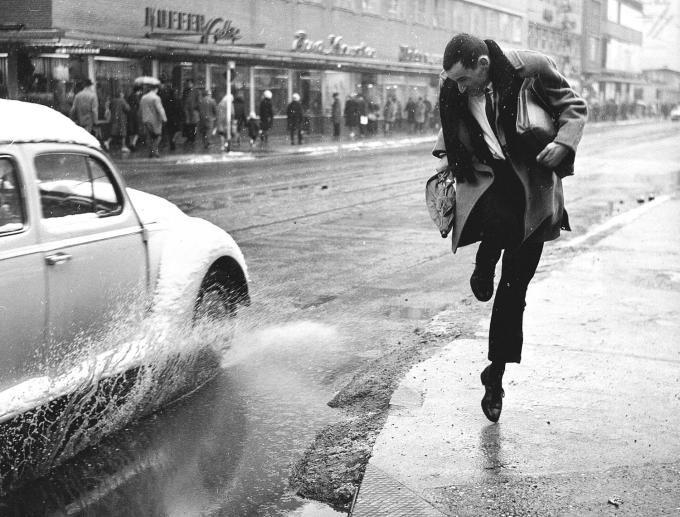 Regen op straat, 1963. Foto door ANP.