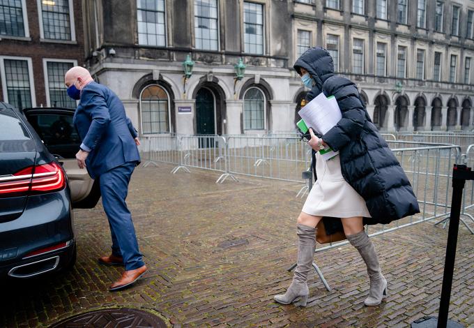 Kajsa Ollongren (D66) verlaat de Stadhouderskamer na een positieve uitslag van een coronatest. Foto: ANP / Bart Maat