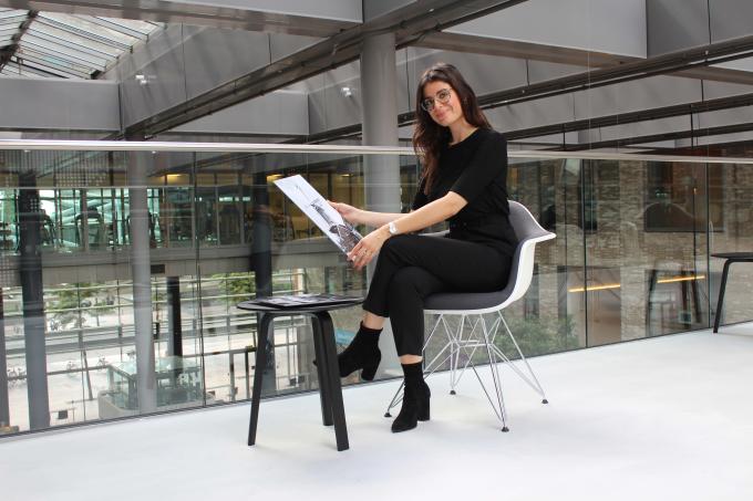 Projectmanager Loredana Vulcano met een van de kunstfoto’s uit de fotowinkel in haar hand.  Foto: Jorien de Waard