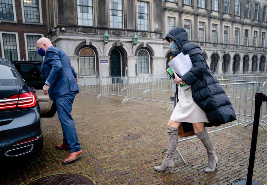 Ollongren met notities onder haar arm