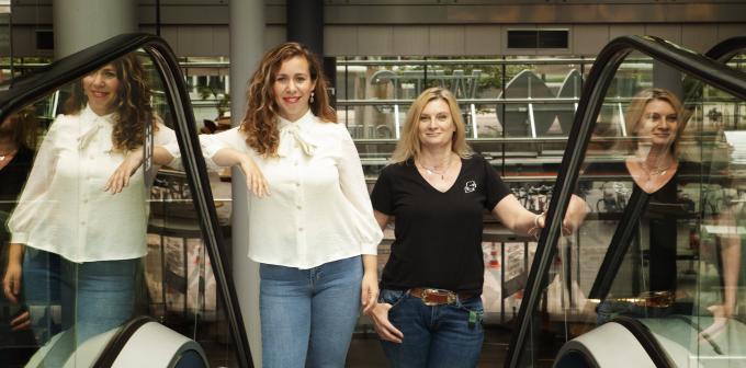 Pelin & Karin op de roltrap van het WTC in Den Haag. Foto: Stephan van den Bos.