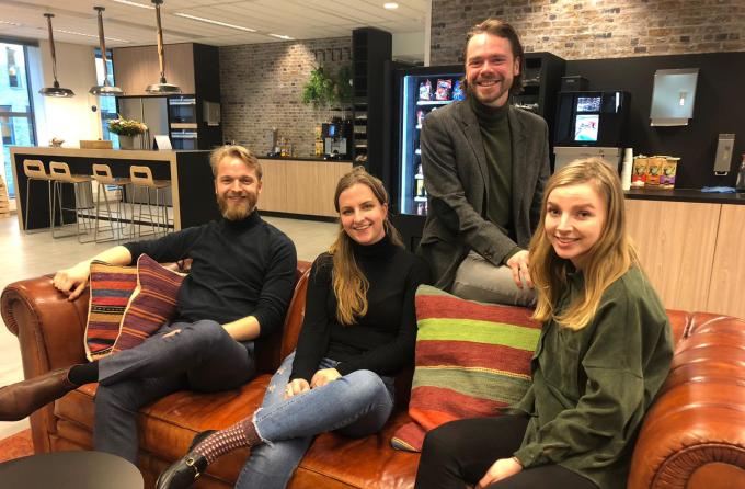 De trainees Remco, Anne, Sjoerd en Renske  - voor het coronavirus - op de redactie van het ANP in Den Haag.
